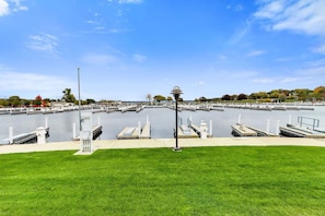 Un port de plaisance doté de plusieurs quais et d’un espace verdoyant à l’avant.