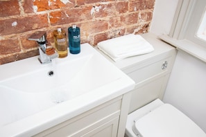 Bathroom - Stylish 1-bedroom studio in Southampton perfect for your getaway (Southampton)