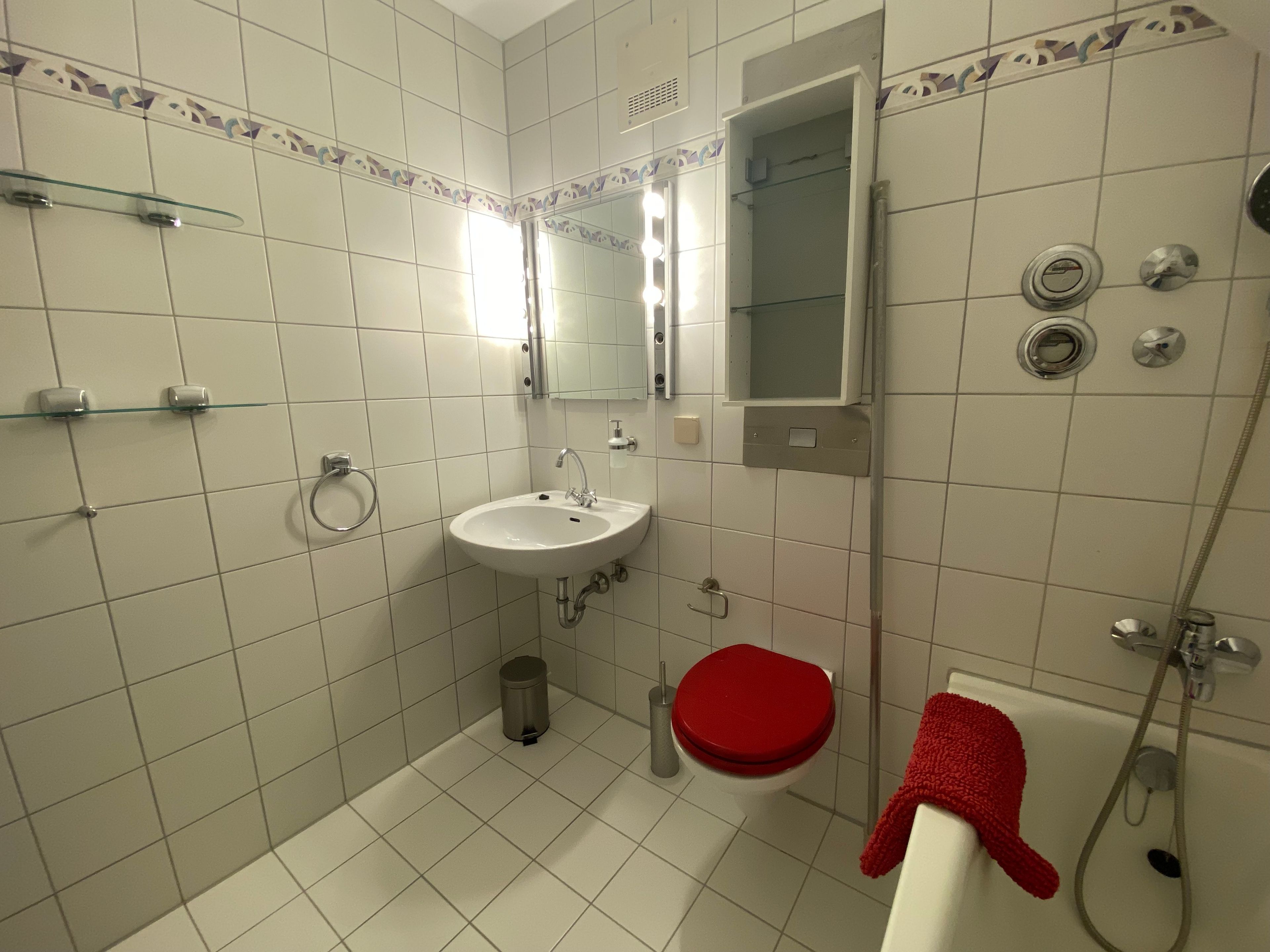 Ein Badezimmer mit Waschbecken, Toilette und Dusche.