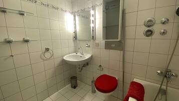 Ein Badezimmer mit Waschbecken, Toilette und Dusche.