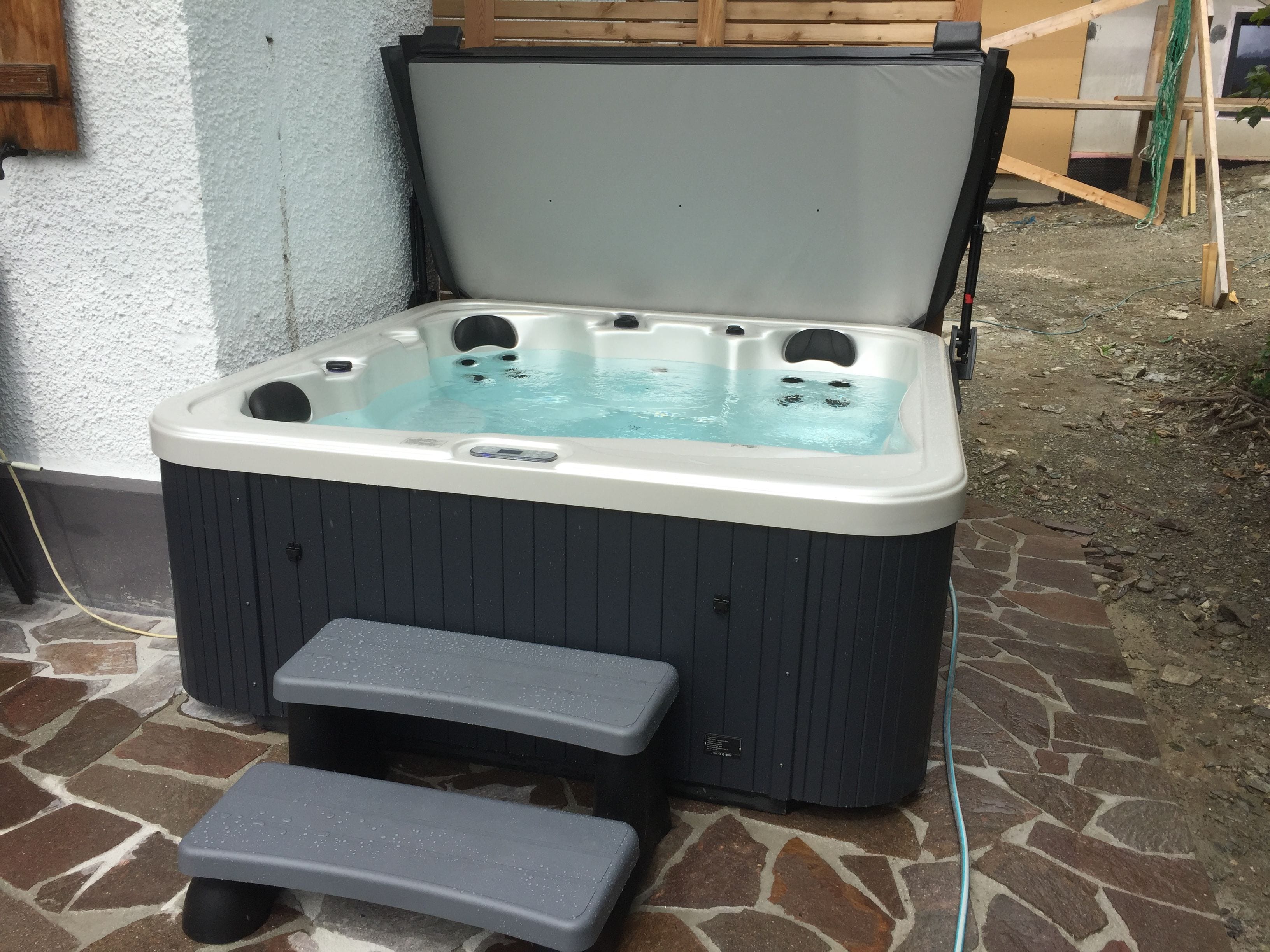 Bañera de hidromasaje al aire libre
