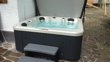 Bañera de hidromasaje al aire libre
