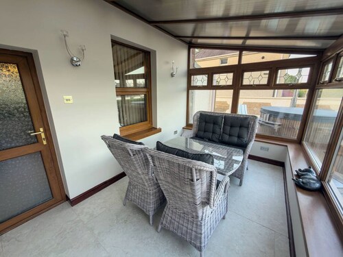 Bryn-Y-Wawr - 5 Bedroom  Retreat with Hot Tub