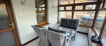 Bryn-Y-Wawr - 5 Bedroom  Retreat with Hot Tub