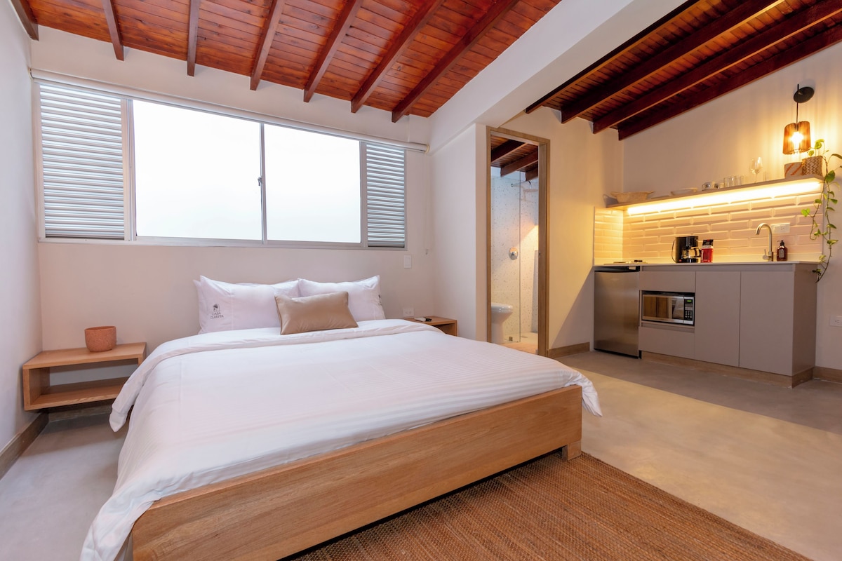 Un dormitorio con cama de madera, una mesita de noche pequeña y una ventana con persianas.