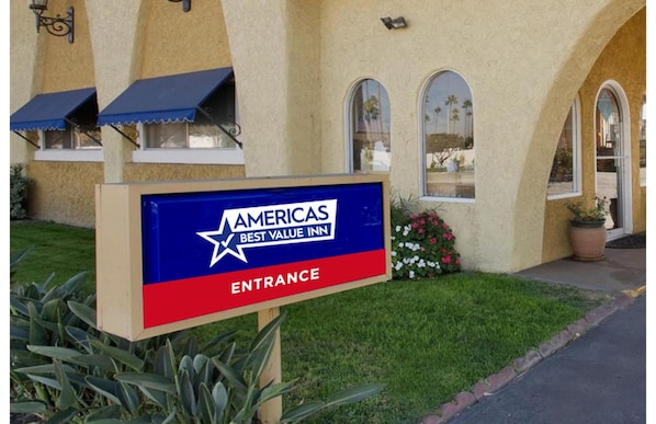 Cartell d'entrada de Americas Best Value Inn, amb una combinació de colors blau i vermell i un logotip d'estrella.