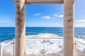 Blick vom Schiffsdeck bei blauem Himmel und ruhiger See.