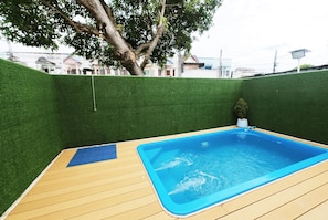A rectangular swimming pool with a wooden deck and a blue border. - 49 Pool Villa Bangsaen (Mueang Chonburi)