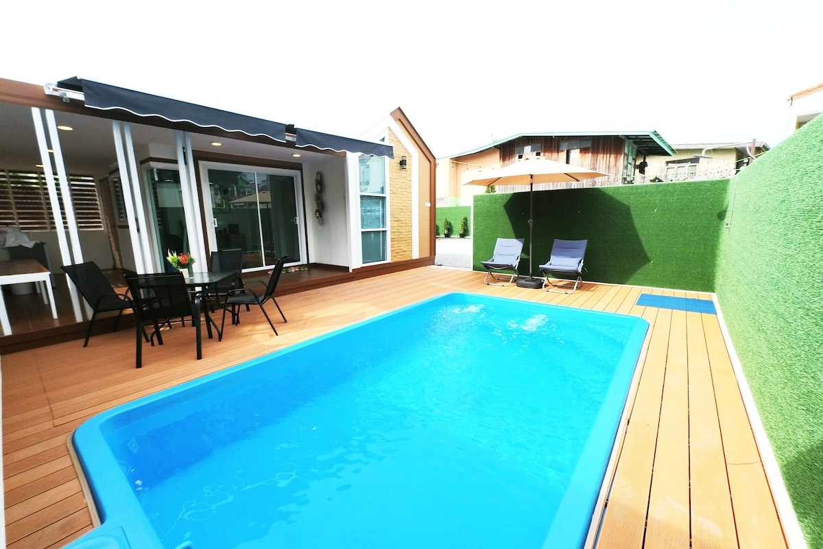 Indoor/outdoor pool