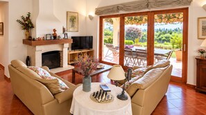 Ein Wohnzimmer mit Kamin, Sofa und Schachbrett.