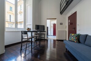 Ein modernes Wohnzimmer mit einer Couch und einem Essbereich mit Stühlen und einem Tisch.