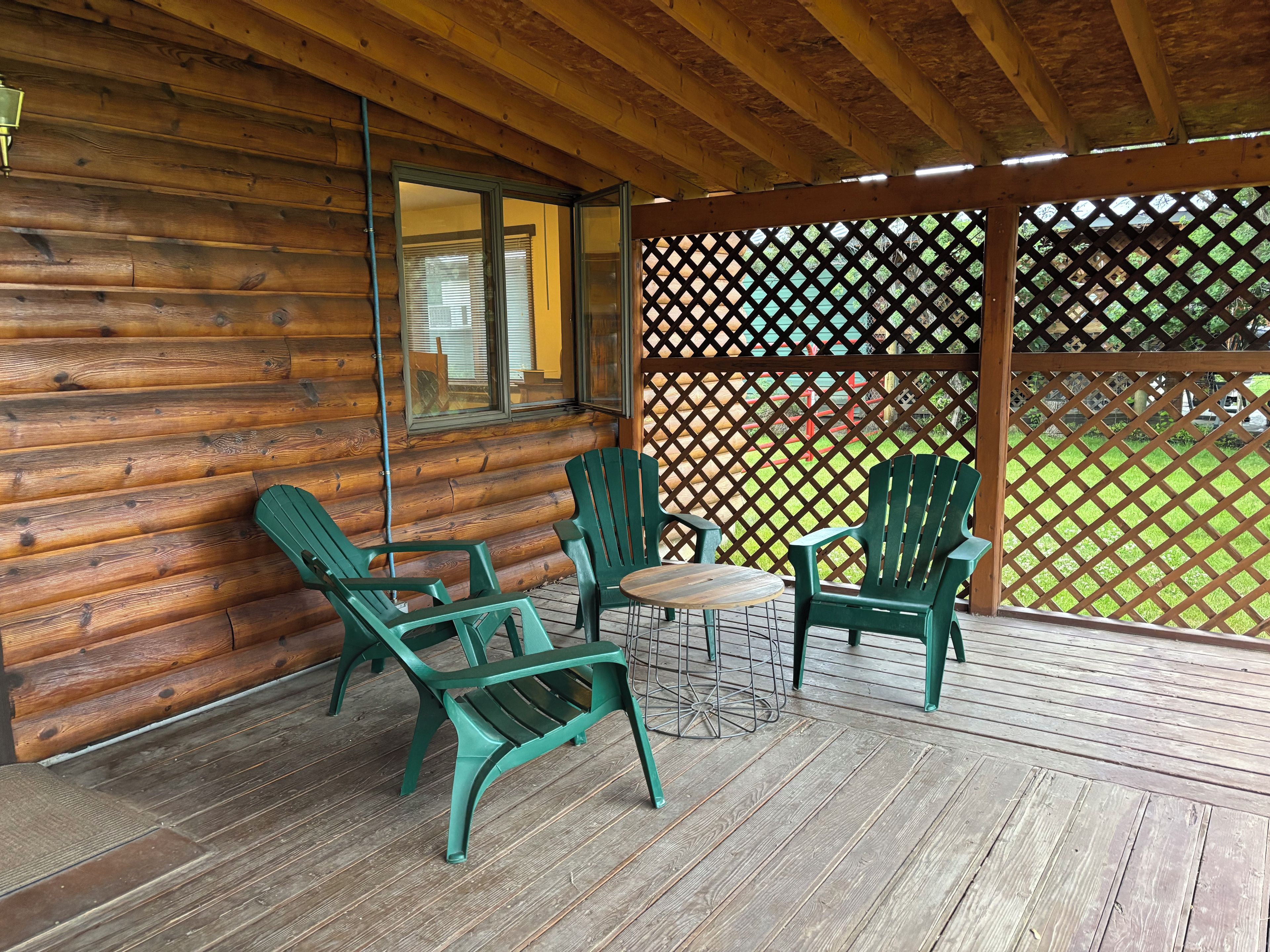 Seating for 10 on the back porch.