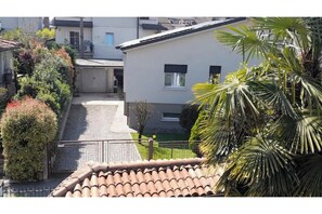 Property grounds - Single-family home with parking in Franciacorta (Capriolo)