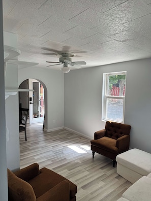 Living area - The Grateful Trail House- Garcia (Cumberland)