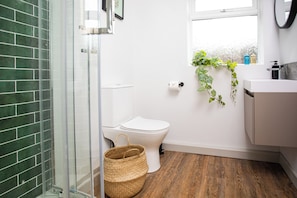 Bathroom - Stylish 2-bedroom apartment in Southampton perfect for cosy stays (Southampton)