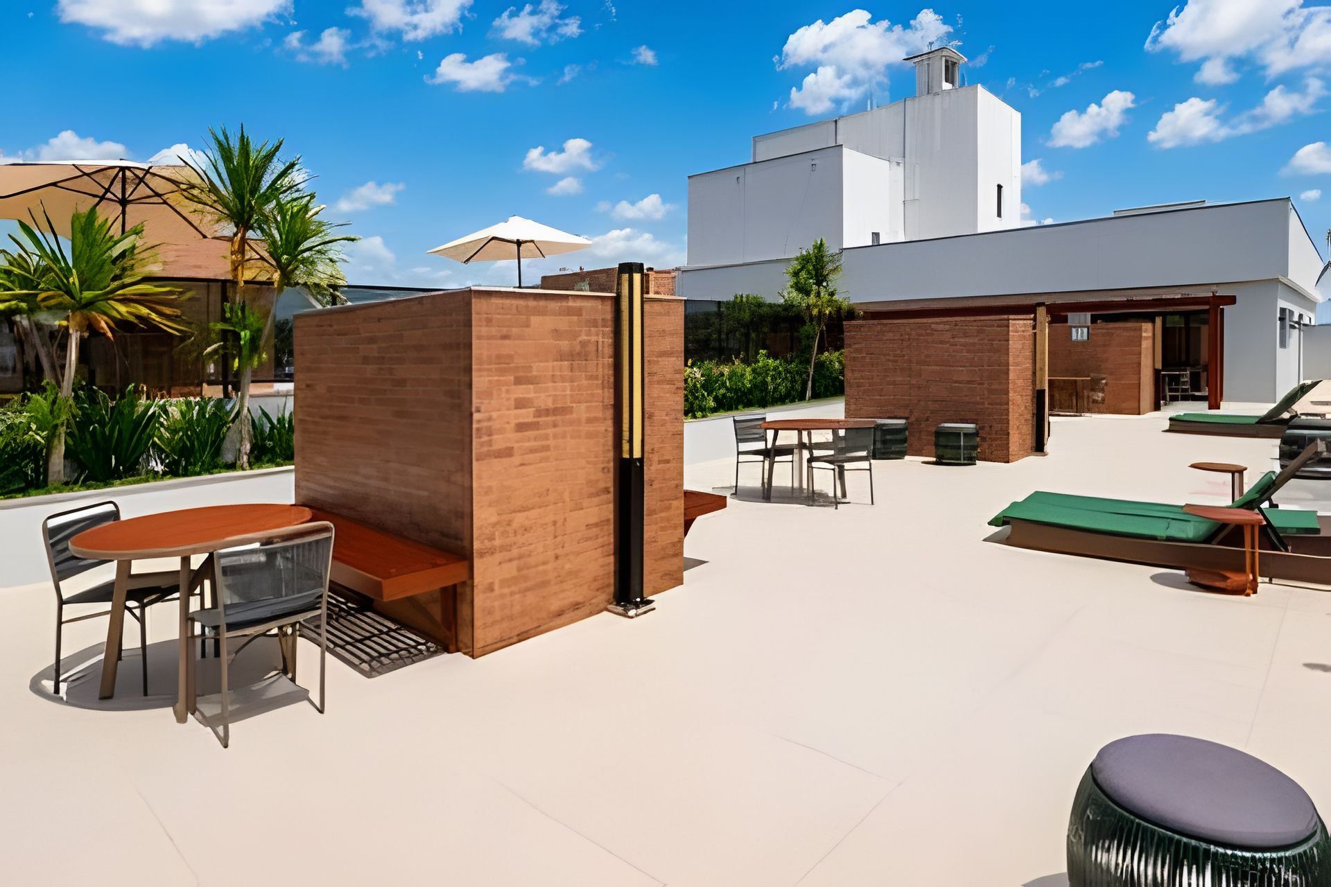 Eine Außenpatio-Terrasse mit Tischen, Stühlen und Lounge-Möbeln.