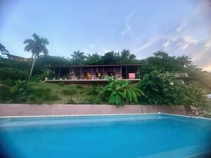 Une piscine avec une maison en arrière-plan.