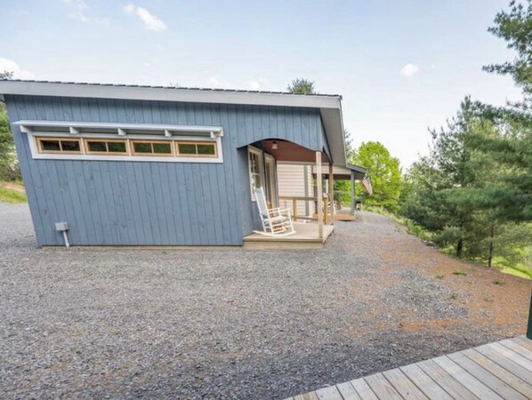 Un bâtiment d’un seul étage, doté d’un porche couvert et d’un garage.