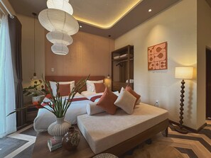 Une chambre d’hôtel avec un lit, une table de chevet, une lampe et un miroir.