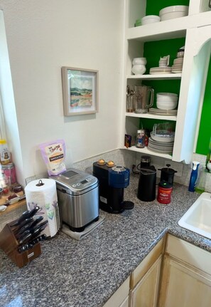 Eine Küche mit Toaster, Kaffeemaschine und einem Mehlbeutel auf der Arbeitsfläche.
