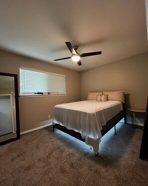 A bedroom with a single bed, a ceiling fan, and a window with blinds. - Relax & Unwind - Welcoming 2BR Texas Retreat (Waxahachie)