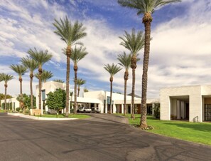 A street lined with palm trees and a building with a modern design. - Cozy 1-bedroom condo in charming Scottsdale (Scottsdale)