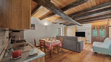Ein gemütliches Blockhaus-Interieur mit Küche, Essbereich und Wohnbereich.