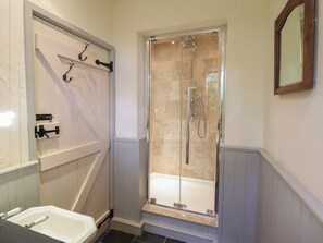 A bathroom with a shower, a bathtub, and a toilet. - Pandy Farmhouse (Dolgellau)