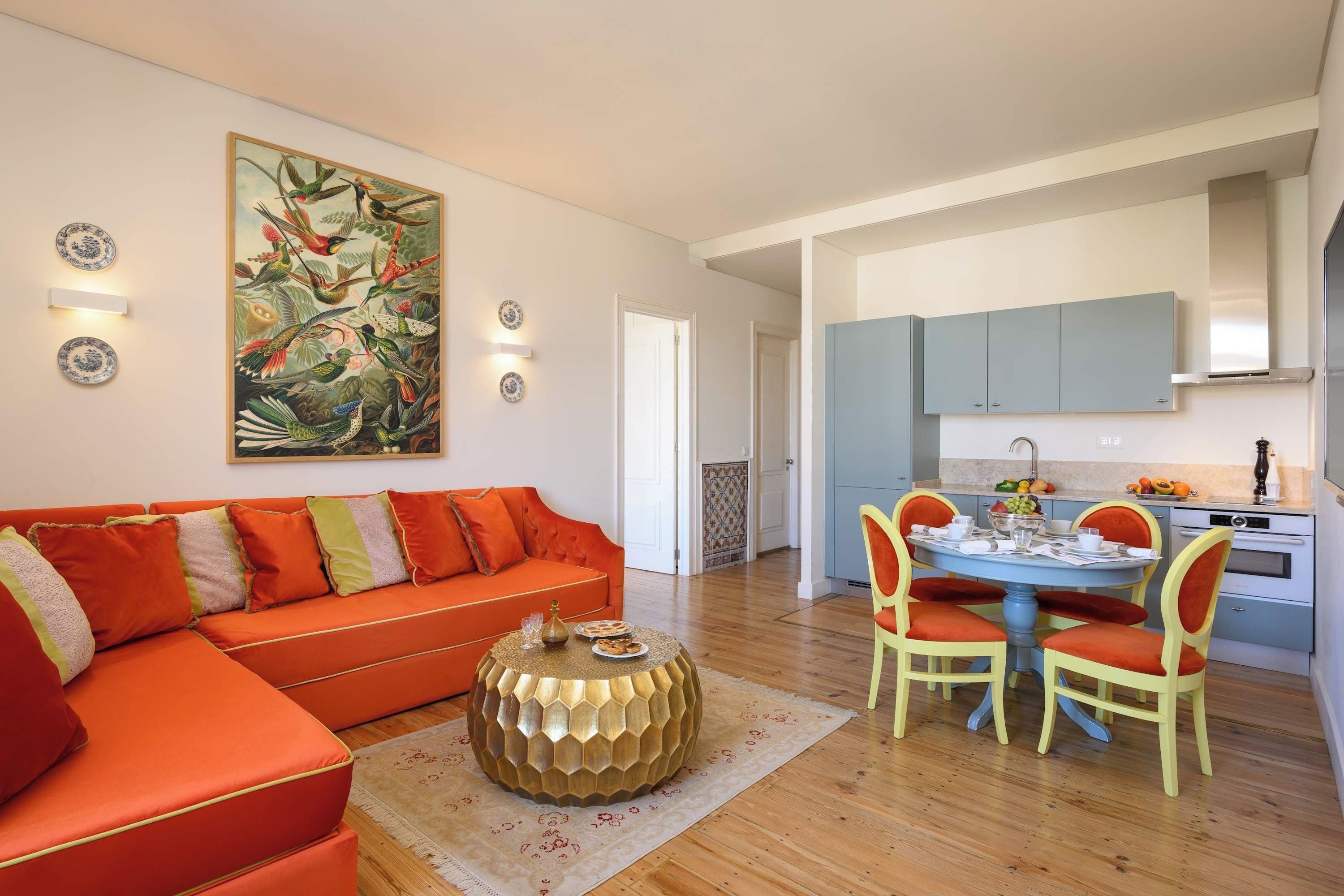 Una sala de estar moderna con un sofá, una mesa de centro y un comedor con sillas y una mesa.