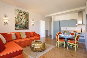 Una sala de estar moderna con un sofá, una mesa de centro y un comedor con sillas y una mesa.