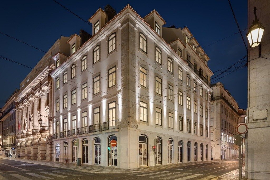 Ein historisches Gebäude mit mehreren Stockwerken, großen Fenstern und klassischer Architektur.
