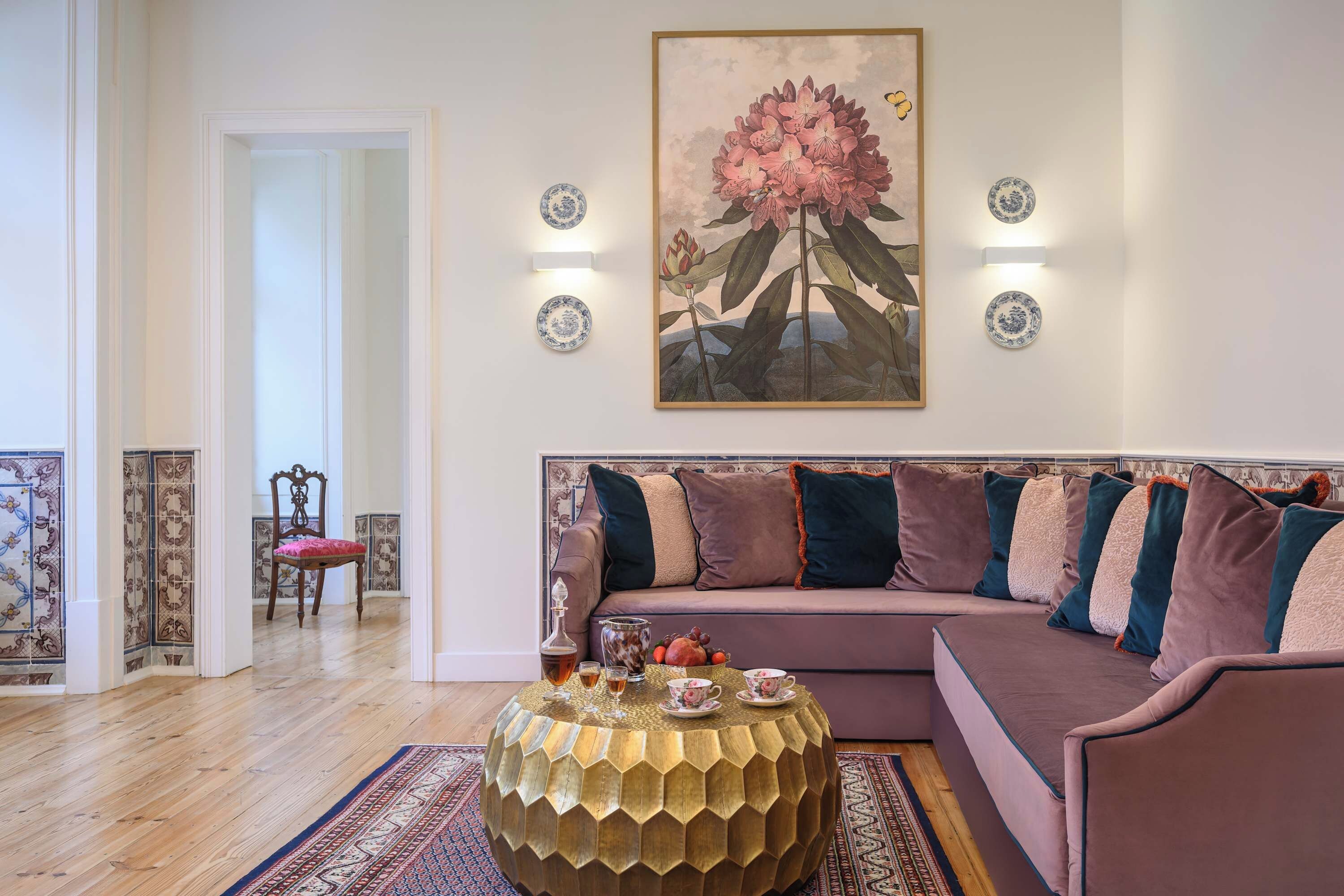 Uma sala de estar com um sofá, uma mesa de centro e um quadro na parede.