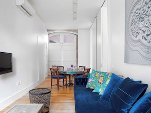 Living area - Historic Lisbon Apartment Near Chiado (Lisbon)