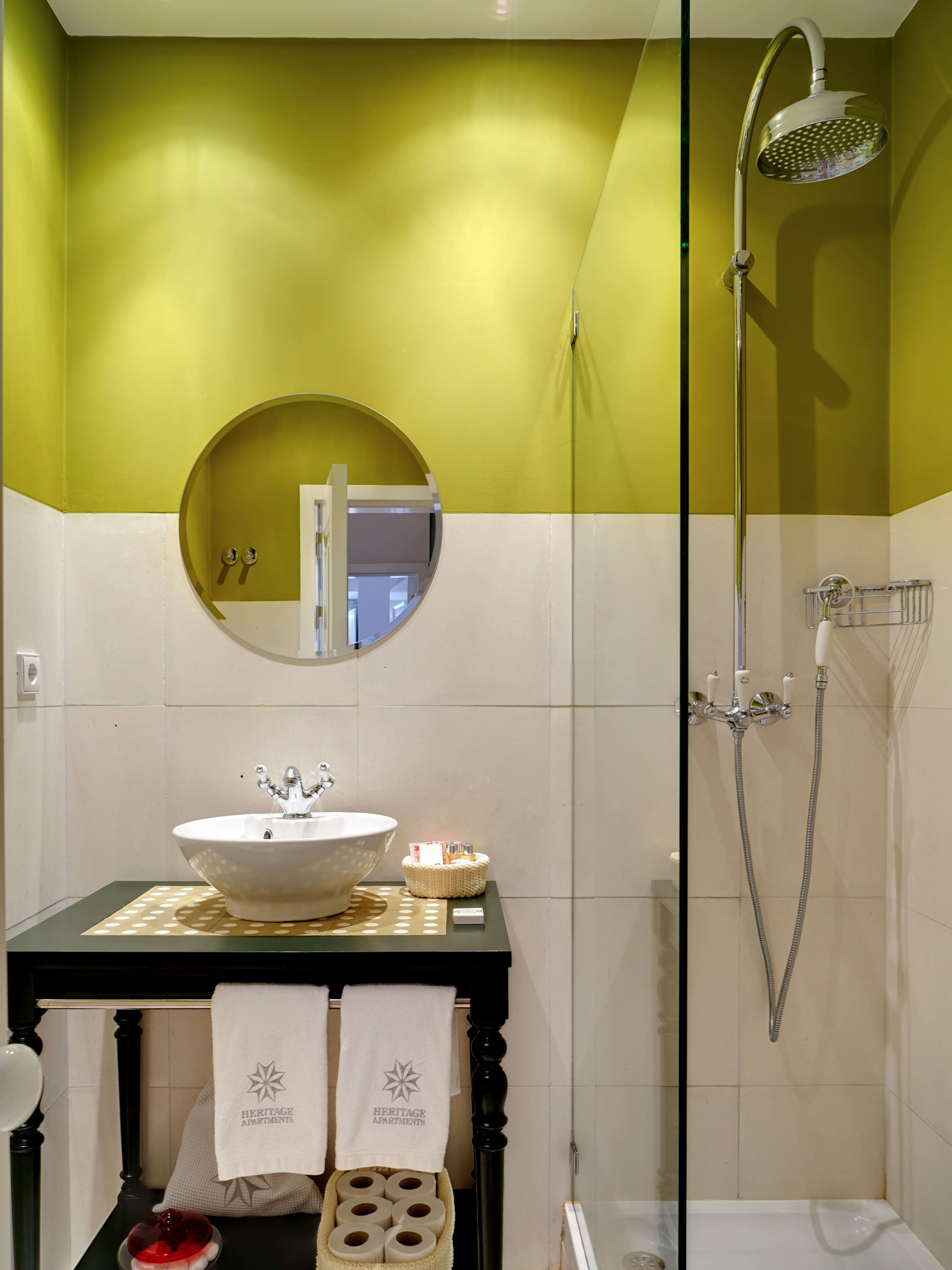 Ein Badezimmer mit Waschbecken, Spiegel und Dusche.