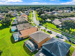 Zona residencial com casas, ruas e áreas verdes.