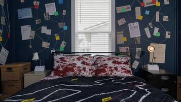 Un dormitorio con cama, ventana y pared decorada con notas e imágenes.
