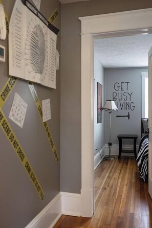 Un pasillo con un cartel en la pared que dice 'GET BUSY LIVING'.