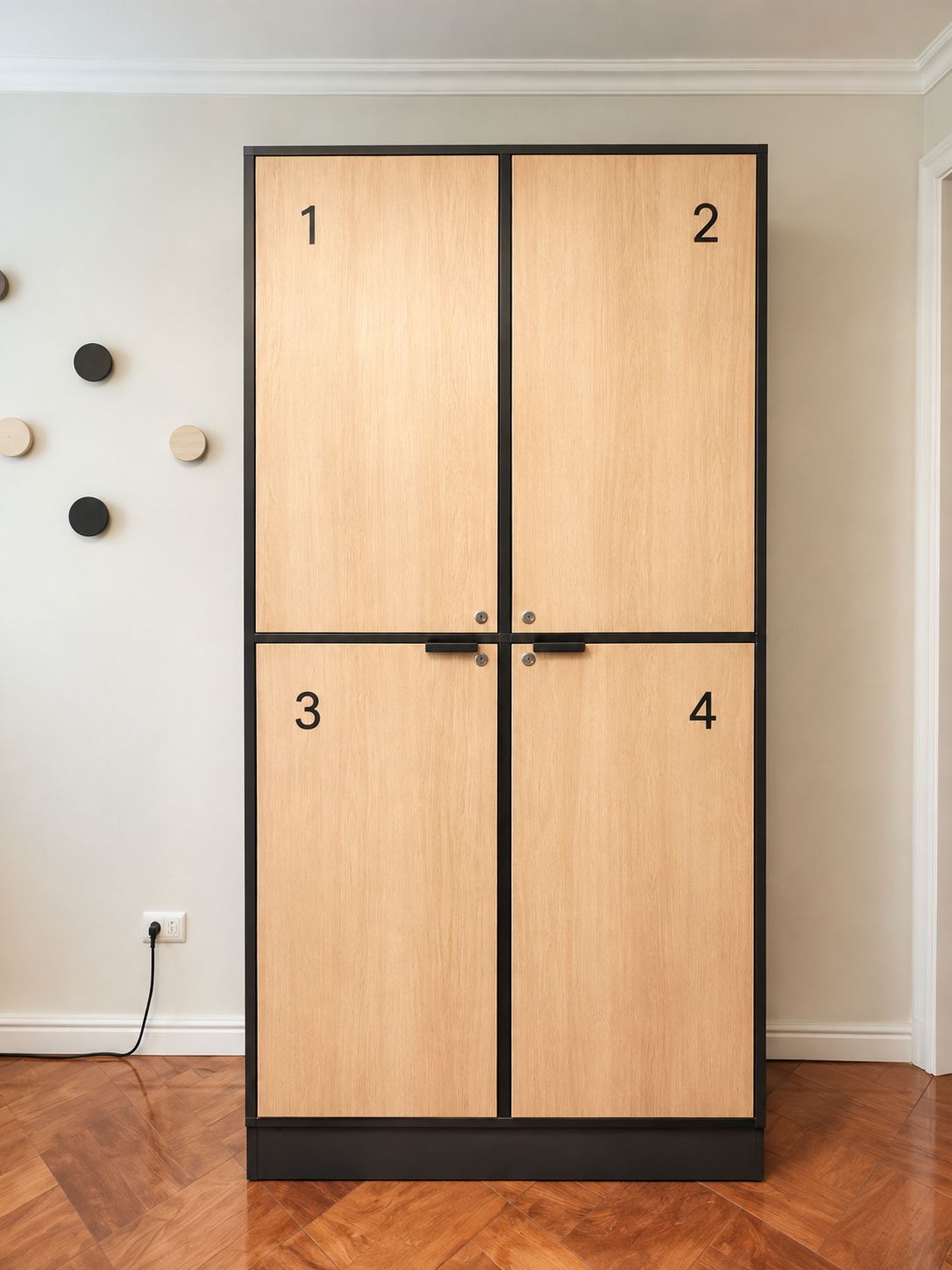 Un armario de cuatro puertas con puertas numeradas, marco negro y acabado de madera.