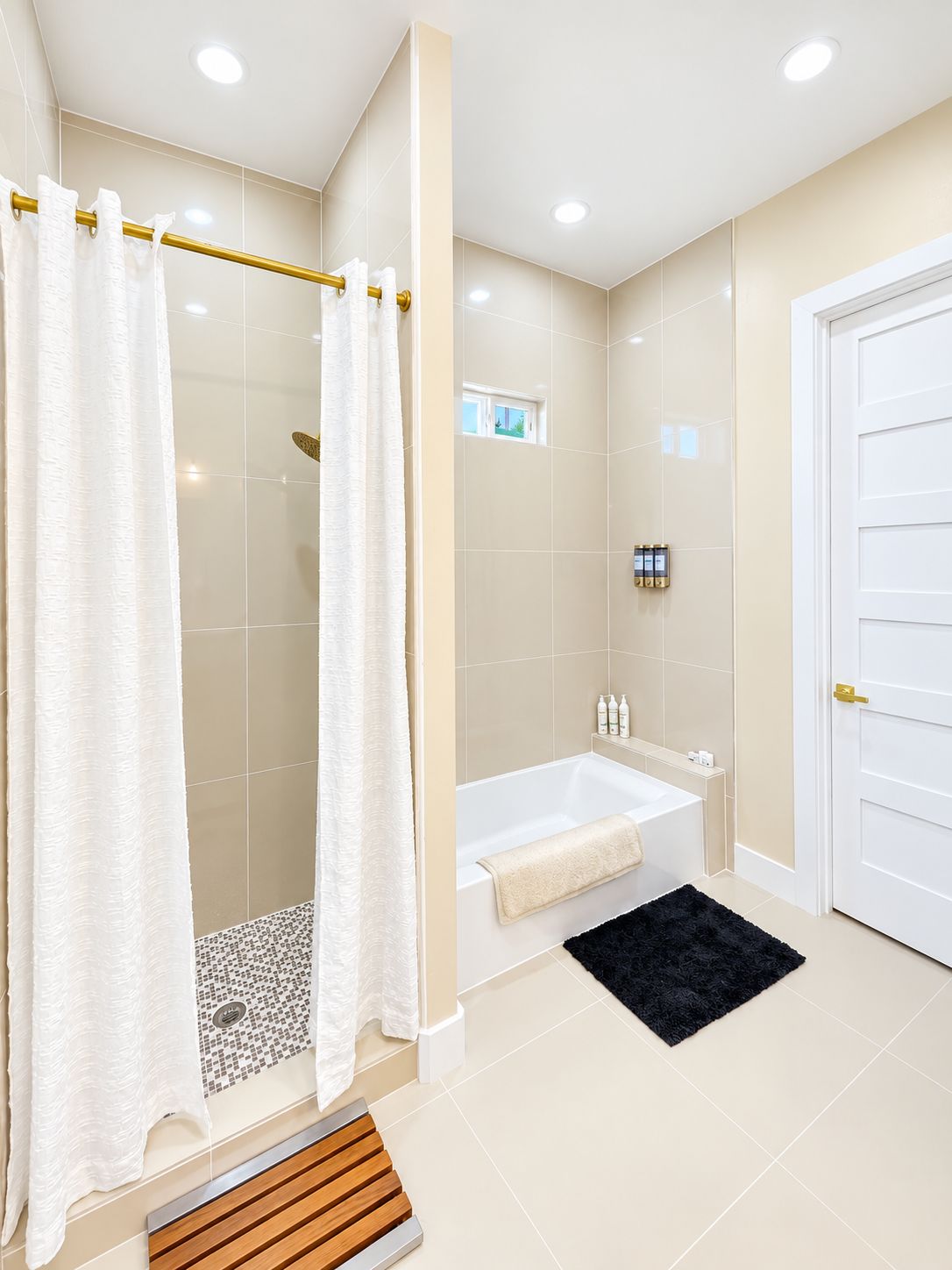 Une salle de bain moderne équipée d’une douche, d’une baignoire et de toilettes.