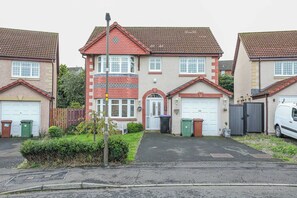 A residential street with houses, a white van, and a clear sky. - Hot Tub,Parking,Nr Edinburgh,Contractor Stay,4BED (East Lothian)