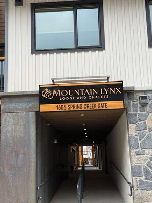 Ein Hotel Eingang mit einem Schild für Mountain Lynx Lodge und Chalets, Spring Creek Gate 1606.