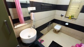 Ein Badezimmer mit Waschbecken, Toilette und Spiegel.