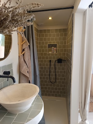 Unclassified image, 4 of 6, button - Separate bedroom with bathroom and toilet (Verfeil)