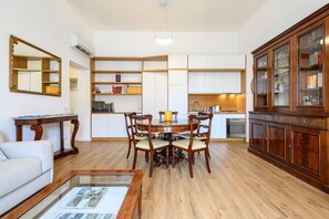 A spacious living room with a dining area, a kitchen, and a library. - Palazzo De Sangro a Spaccanapoli, 3 camere (Naples)
