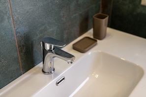 Bathroom - Picasso - The President, Stanza con un l · The President, Stanza con un letto picasso (Naples)