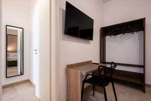 Interior - Picasso - The President, Stanza con un l · The President, Stanza con un letto picasso (Naples)