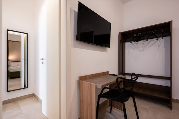 Interior - Picasso - The President, Stanza con un l · The President, Stanza con un letto picasso (Naples)