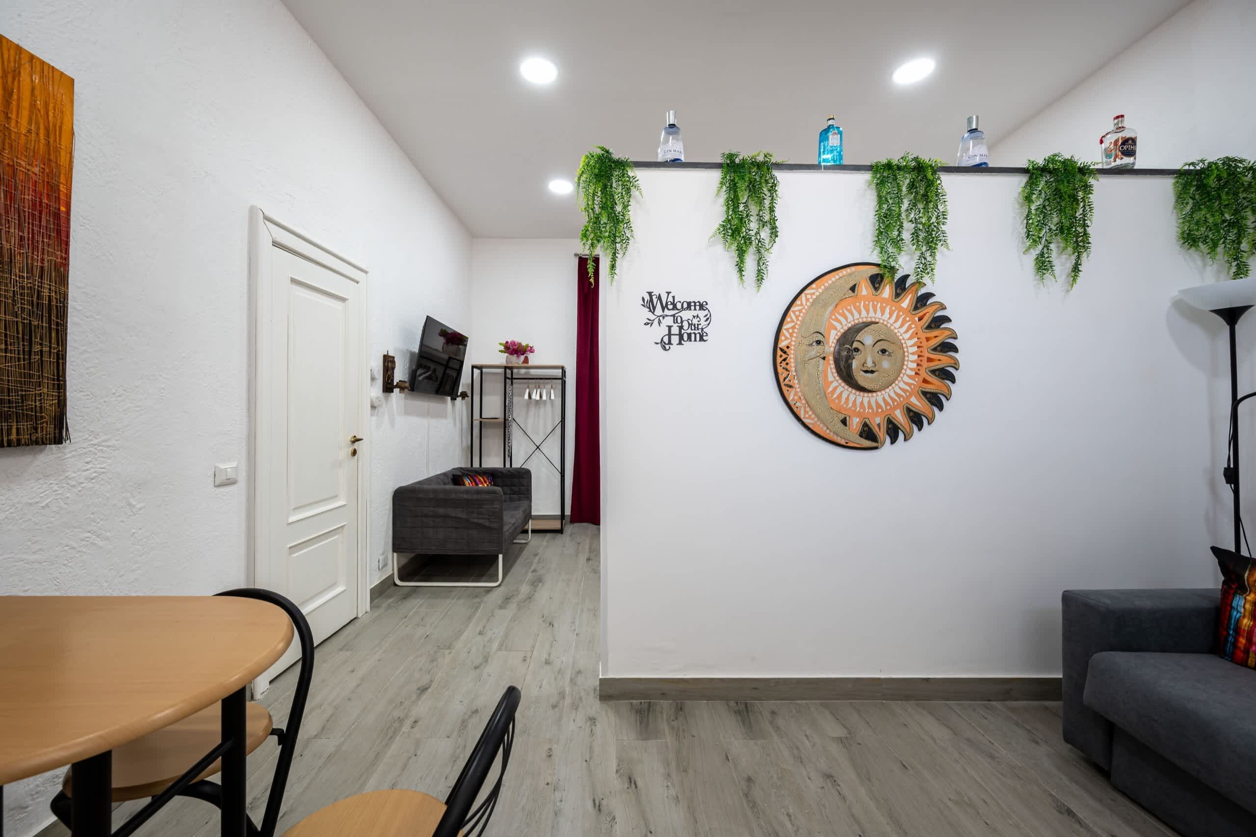 Un salon moderne avec un canapé, une table à manger et un téléviseur.