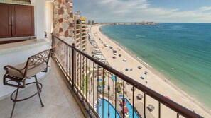 Ein Balkon mit Blick auf Strand und Pool.