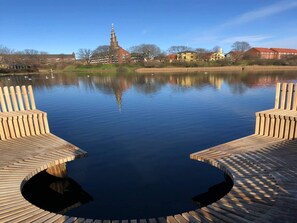 A calm lake with a wooden dock leading to a circular platform. - 4 Star Holiday Home in Kobenhavn S (Copenhagen)